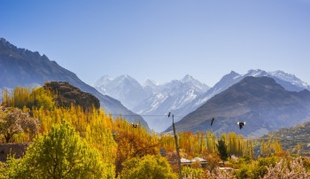 秋天巴基斯坦北部地区秋季的Hunza山谷美丽的地貌景观平线喜马拉雅图片