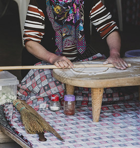 美味的手工制作土耳其一个农民妇女在土耳其用切达奶酪制干作果冻芝士可口图片