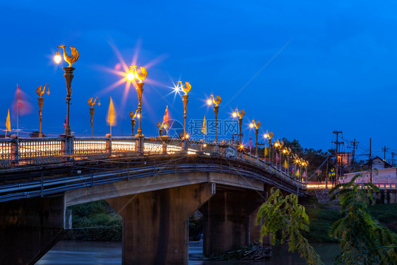 多瑙河地标在泰国菲特萨努洛克的EkaThotSa根桥上路边夜间交通灯的颜色建筑学图片