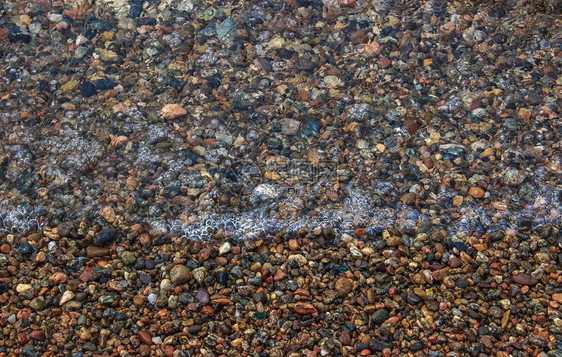 清除结石流入BaikalListvyankaIrkutsk州深水岸的清洁和透明水抽象图片