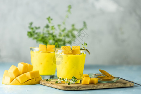摇黄色印度芒果酸奶喝曼戈拉西MangoLassi或香水和调味藏红花益生菌热带图片