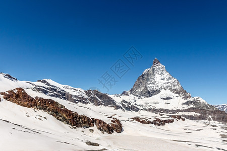 攀登欧洲美丽的山峰蓝天空背景的马多霍山阿尔卑斯瑞士泽马特吸引力图片