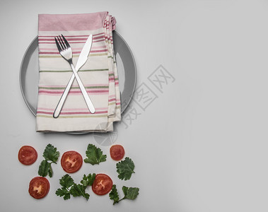白色的简单食物番茄鹦鹉和薄面糊放在餐巾纸上的灰板排在白色背景顶视图文字空间上蔬菜绿色图片