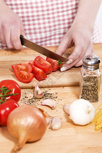 切西红柿的手特写切西红柿做意大利菜的手特写地中海切碎厨房图片
