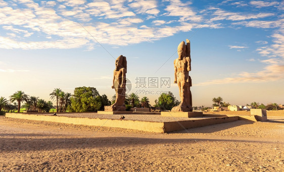 前往埃及卢克索哈特谢普苏摩托寺庙途中的巨型雕像宗教历史纪念碑图片