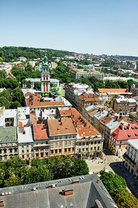 夏日生市政厅的风景圆顶叶子乌克兰图片