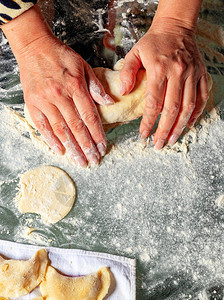 根据自然配料一位女用手在面粉桌上制作美味和心胸的Vareniki乌克兰民族烹饪垂直图像空间复制品Womens亲手编造vareni图片