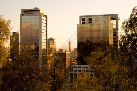 英特尔大都会塞罗从圣卢西亚山俯瞰市中心位于智利圣地亚哥市中心的Entel通讯塔图片