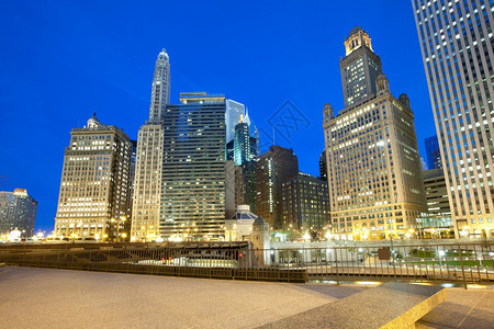 瓦巴什城市股票美国伊利诺州芝加哥河岸Wacker驱动道上的大楼图片