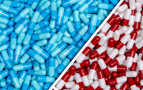 生产哮喘治疗蓝色胶囊和红白药片在塑料托盘中的顶端景色和红白胶囊药片由两套物用店品产构成的全框架图片