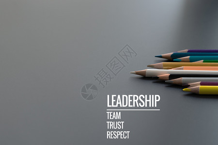 力量战略白色的领导力商业概念金彩色铅笔其他颜领导力商业概念金彩色铅笔其他颜与词领导团队信任和尊重在黑色背景图片