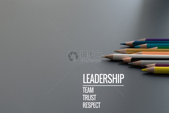 力量战略白色的领导力商业概念金彩色铅笔其他颜领导力商业概念金彩色铅笔其他颜与词领导团队信任和尊重在黑色背景图片
