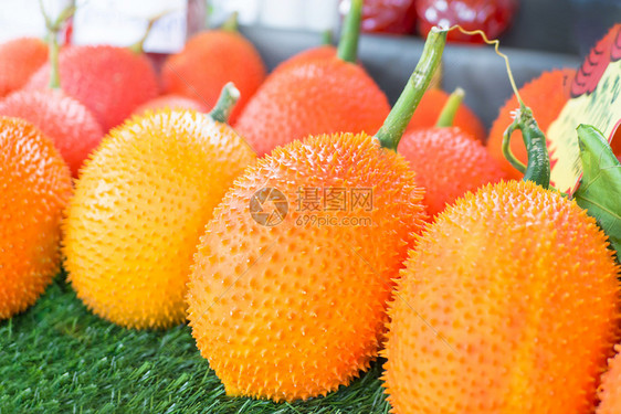 Gac水果BabyJackfruitSpinyBitterGourd在泰国木箱装的Gac果子中具有药品特新鲜的植物自然图片