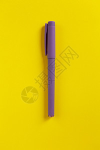 饱和的紫色笔在黄纸背景上中央构成对比颜色回学校教育概念顶端视野平坦的垂直最小风格是在室内塑料图片