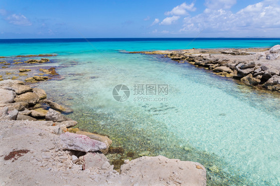 风景优美在博内尔岛沿岸与浅海水汇入湾洋流媒体图片