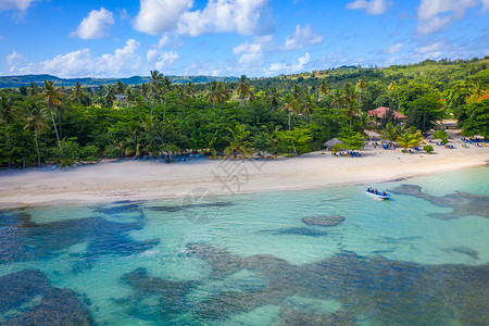 在多米尼加Rincon海滩萨马纳半岛上航行的热带海滩和船只空中摄影多米尼加Rincon海滩多于风景水图片