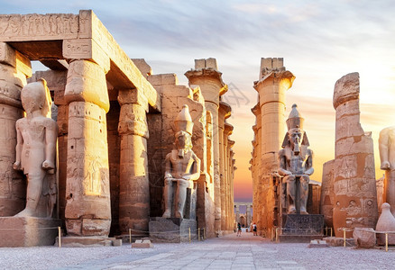 古老的城市卢克索寺著名的埃及地标第一座比隆人观望路克索寺第一座比隆人观光雕刻图片