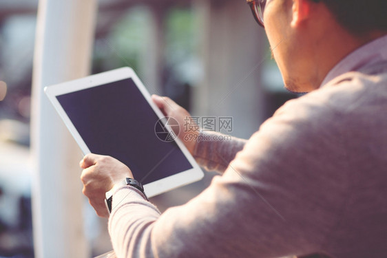 男子在网上学习时使用智能手机与教师进行交流聊天商人在职的图片