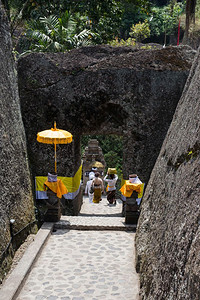 卡久寺亚洲印度尼西巴厘岛2019年月20日乌布古农卡维寺印度尼西亚巴厘岛宗教村日美丽的塞巴图背景