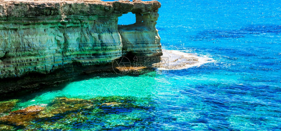 全景位于格雷科角公园的塞浦路斯岛屿岩石的美丽自然风景阿依亚图片