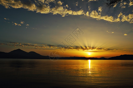 太阳希腊米洛斯岛的橙色日出春天拍摄的画面暮基克拉泽斯图片