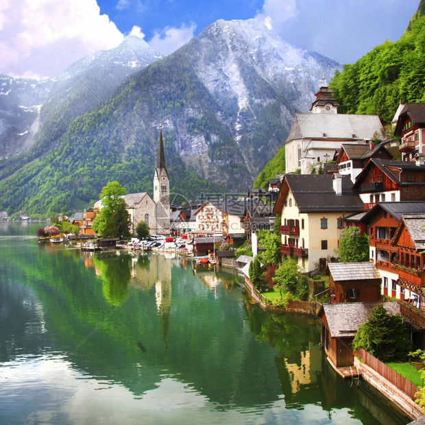 假期哈尔施塔特环绕在奥地利湖上的山丘美丽村庄奥地利自然和美丽的地方圣公所图片