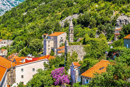 海岸地中佩拉斯特山区的贝尔塔和房屋佩拉斯特黑山市风景美丽的图片