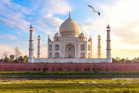 陵印度泰姬马哈勒综合体美丽的白昼观光印度泰宜马哈勒综合体美丽的白昼观光天空大理石图片