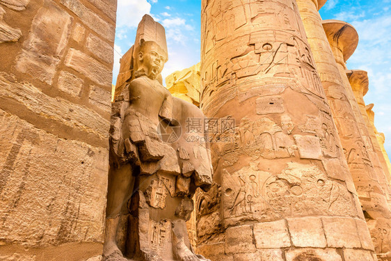 雕塑法老建造在卢克索的卡纳寺埃及的卡纳克寺和的埃及柱和雕像上挂有高光谱和被毁坏的石膏柱子图片