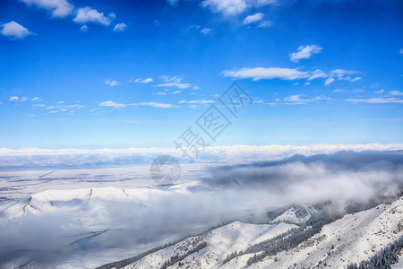 高山风景下有雾吉尔斯坦公园蓝天和色空之下有雾多云的最佳在下面图片
