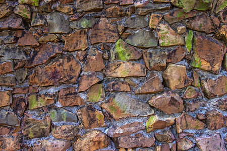 自然防止堆叠的石墙古老纹理沿岩石有明亮绿苔墙纸图片