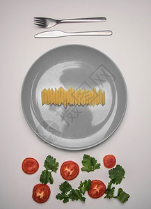 简单食物西红柿鹦鹉和薄面糊放在灰色盘子上排在白色背景顶视角平板木制的一种顿饭图片