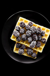 胖的黑底带冰冻莓的比利时饼黑莓带紧闭的比利时华夫饼棕色的新鲜图片