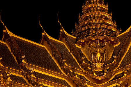 泰国火车文化红灯泡在晚上的WathraKaeo夜晚的奇异气氛宗教背景