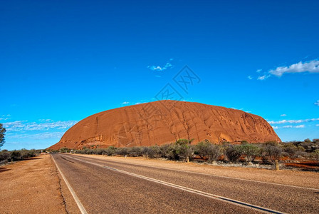 热的丰富多彩澳大利亚爱尔斯岩的灯光和颜色地平线图片