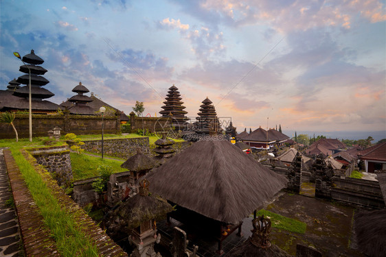 著名的暮游客印度尼西亚巴厘新都寺庙PuraPenataranAgung图片