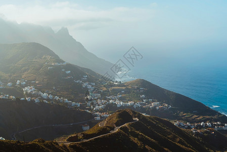 天空景观路向下看西班牙加那利群岛特内里费塔加纳和海洋村Anaga乡村公园风景秀丽的山脉和岩石海岸图片