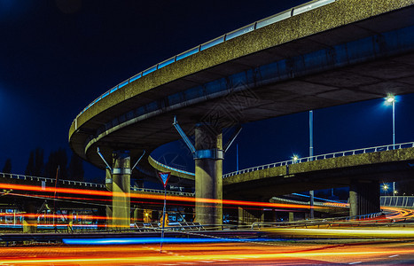 城市景观夜晚交通高速公路系统长时间曝光城市蔓延的州际和立交环路高速公上的转弯交通高速公路系统长时间曝光城市蔓延的州际和立交环路高图片