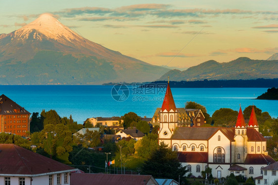 智利Llanquihue湖沿岸的Varas港和Osorno火山背面的OsornoVolcano海岸目的地美国图片