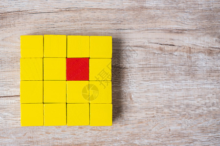 立方体带领红块与黄群不同独特领袖战略独立思考商业和成功概念独特的领导策略思想不同维商业和成功概念团队合作图片