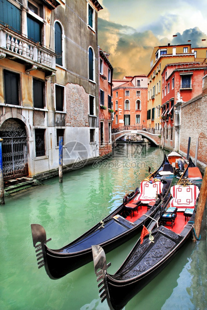 卓越罗马和意大利最美丽的地方之一威尼斯街道运河和贡多拉斯建筑学运输图片