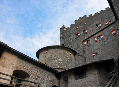维持奥地利Hohenwerfen中世纪城堡的塔楼外部奥地利人墙壁图片