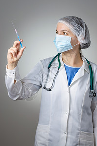 舍纳塔根听诊器面部的配备注射器和面罩的女医生图片