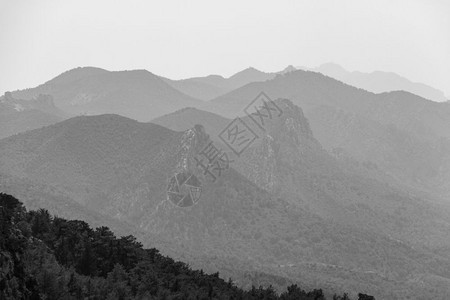 美丽的云景薄雾从塞浦路斯岛Kantara地区以单色态观测的Pentadaktylos山峰大气视图图片