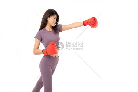 动态的穿着红色拳击手套摄影棚拍攝的白色背景健身运动和康的概念等片场镜头她戴着红色拳击手套微笑着站立的美丽亚洲妇女肖像有氧运动嬉戏图片