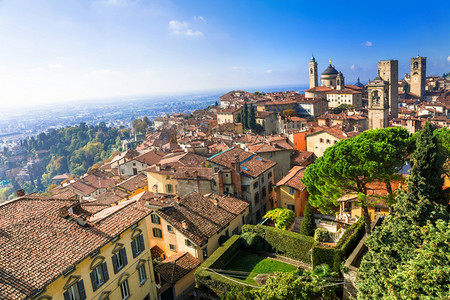 爬坡道Bergamo意大利米兰隆巴迪亚附近美丽的中世纪镇目地旅游图片