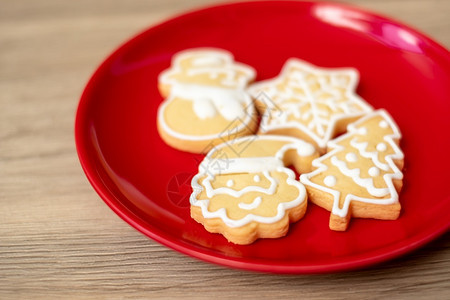 最佳圣诞节传统的快乐自制饼干在木桌背景Xmas派对节假日和新年快乐概念图片
