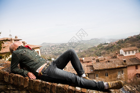 自然铺设超过躺在意大利古城墙上的女人躺在意大利古城墙上的美女图片