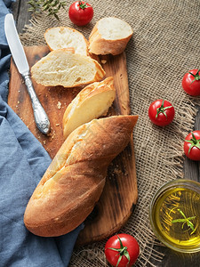 小吃粗糙的洋葱新鲜切片面包西红柿和橄榄油三明治的原料特制布背景材图片