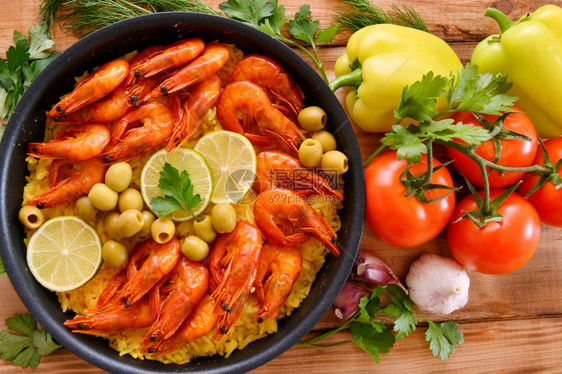 健康配有虾红花和橄榄油的大米饼西班牙菜餐厅新鲜的图片